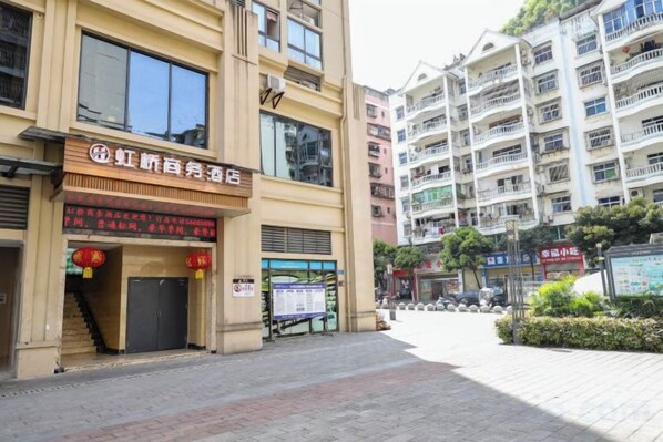Un immeuble sur lequel on peut lire l’inscription « Hôtel Hongxin ».