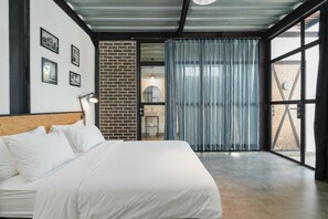 2 bedrooms, desk, laptop workspace, bed sheets - Villa Costa Plana (Kerobokan)