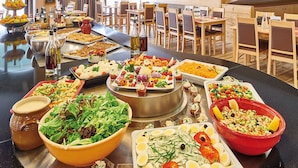 A buffet with various dishes and drinks. - Club Les Alpes Dazur (La Salle-les-Alpes)