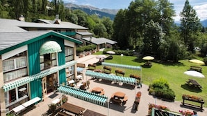 A hotel with outdoor seating, a garden, and mountain views. - Club Les Alpes Dazur (La Salle-les-Alpes)