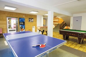 A room with a ping pong table, a pool table, and a vending machine. - Club Les Alpes Dazur (La Salle-les-Alpes)