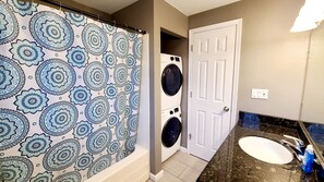 Secadora de cabello, toallas, jabón, shampoo 