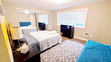 2 slaapkamers, een bureau, een strijkplank/strijkijzer, gratis wifi