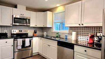 Een koelkast, een magnetron, een oven, een kookplaat