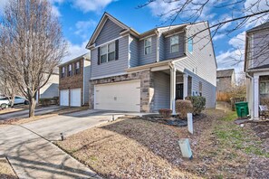 Exterior - Suburban Atlanta Vacation Home ~ 3 Mi to Airport! (Atlanta)
