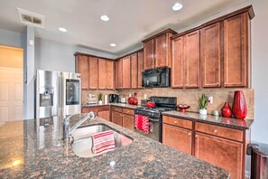 Fridge, microwave, stovetop, dishwasher - Suburban Atlanta Vacation Home ~ 3 Mi to Airport! (Atlanta)