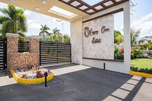 Property grounds - Luxurious Villa Royale- Short walk or 5 min drive to Ocho Rios (Ocho Rios)