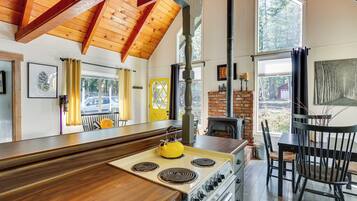 Réfrigérateur, micro-ondes, plaque de cuisson, cafetiÚre/bouilloire