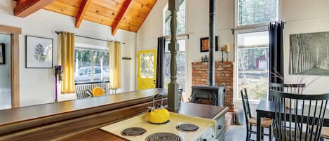 Refrigerador, microondas, parrilla de estufa y cafetera y tetera