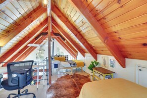 2 bedrooms, desk, free internet, bed sheets