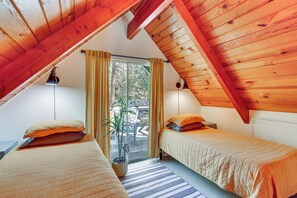 2 bedrooms, desk, free internet, bed sheets