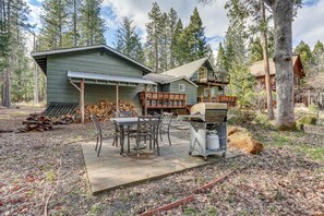 Outdoor dining - 2 Mi to Trinity Lake: Forest-View Gem w/ Hot Tub! (Trinity Center)