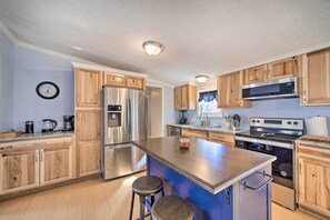 Fridge, microwave, stovetop, dishwasher - Family-Friendly Bernice Home: 2 Mi to Lake & Park! (Bernice)