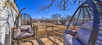 Family-Friendly Bernice Home: 2 Mi to Lake & Park!