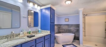Family-Friendly Bernice Home: 2 Mi to Lake & Park!