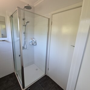 Shower, hair dryer, towels, soap - Dromana getaway with a view, air con and wi-fi. (Dromana)