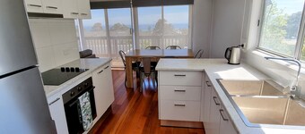 Dromana getaway with a view, air con and wi-fi.