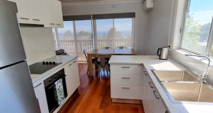 Dromana getaway with a view, air con and wi-fi.