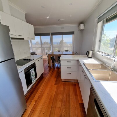 Dromana getaway with a view, air con and wi-fi.