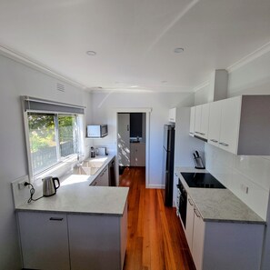 Fridge, microwave, oven, stovetop - Dromana getaway with a view, air con and wi-fi. (Dromana)