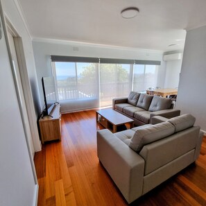Smart TV, DVD player - Dromana getaway with a view, air con and wi-fi. (Dromana)