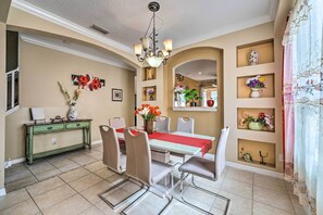 Outdoor dining - Spacious Family Home w/ Spa in Davenport! (Davenport)