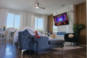 Una Smart TV, una chimenea, una consola de videojuegos, una oficina