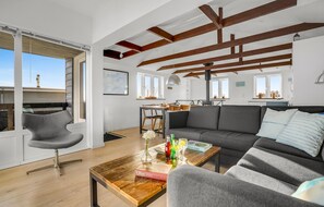 Smart TV, chimenea y reproductor de DVD 