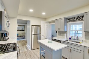 Fridge, microwave, stovetop, dishwasher - Coastal Comfort & Golfers' Paradise in Sheboygan! (Sheboygan)