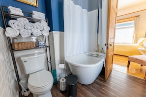 Bathtub, hair dryer, towels - Our Place Inn Munising- Summertime in Munising – Your Lake Superior Retreat Awaits! (Munising)