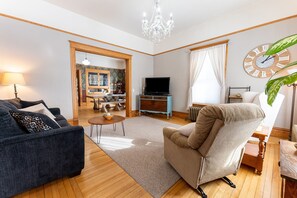 Télévision, lecteur de DVD, livres, vidéothèque