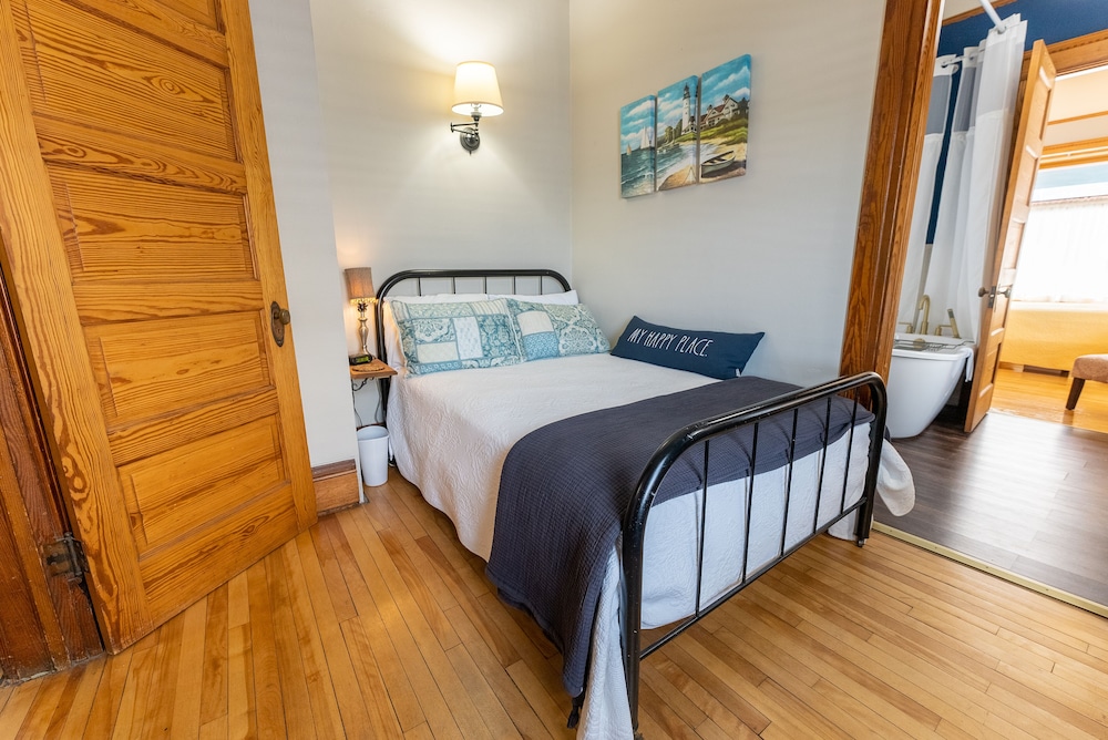 OUR PLACE INN MUNISING 5 minutes from Pictured Rocks National Park