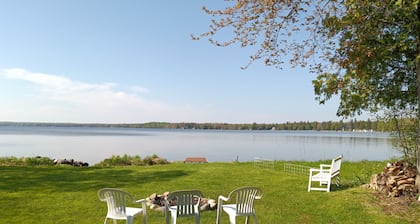 King's Cabin:Wake Up to Brevort Lake Blooms â Spring Serenity Just Minutes from the Bridge