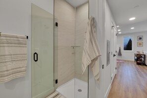 Dusche, Haartrockner, Handtücher