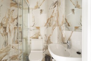 Dusche, Haartrockner, Handtücher, Toilettenpapier