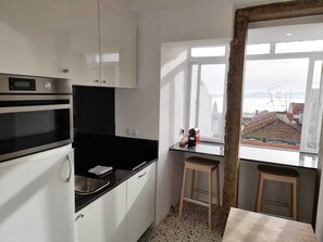 Fridge, microwave, oven, stovetop - 3 Bedroom Apartment, Historical Center, Beautiful Tejo River View (Lisboa)
