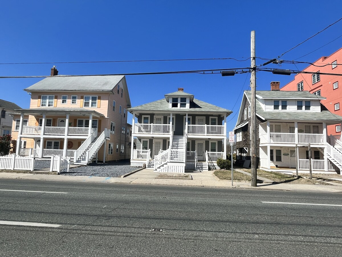 Spacious 4 BDR Beach Apartment, Families/Friends/Groups Welcome