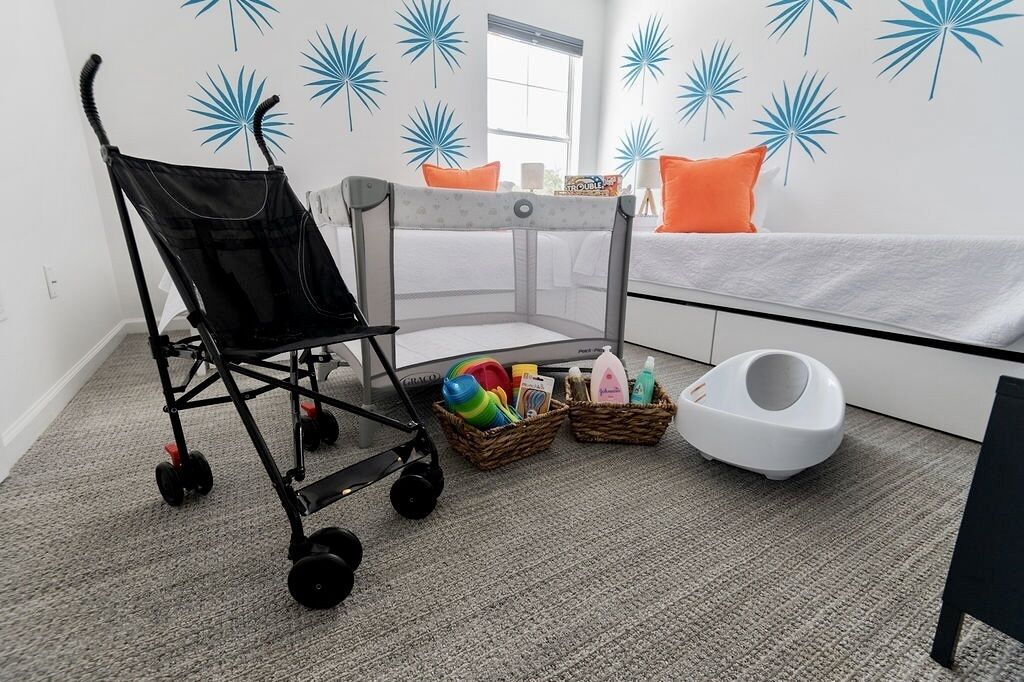 3 makuuhuonetta, työpöytä, silitysrauta/-lauta, vauvan matkasänky