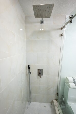 Douche, sèche-cheveux, serviettes fournies, savon