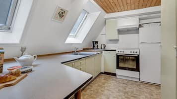 Een koelkast, een kookplaat, een koffiezetapparaat/waterkoker