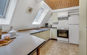 Kühlschrank, Herdplatte, Wasserkocher mit Kaffee-/Teezubehör
