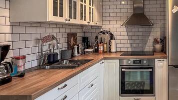 Kylskåp, ugn, spishäll och kaffe- och tebryggare