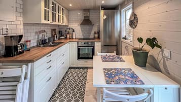 Kylskåp, ugn, spishäll och kaffe- och tebryggare