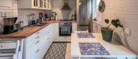 Fridge, oven, stovetop, coffee/tea maker