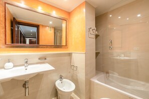 Secador de cabelo, toalhas de banho