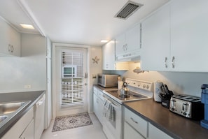 Réfrigérateur, micro-ondes, plaque de cuisson, lave-vaisselle