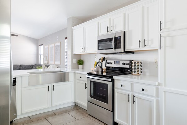 冰箱、微波炉、烤箱、炉灶