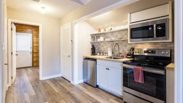 Fridge, microwave, stovetop, dishwasher