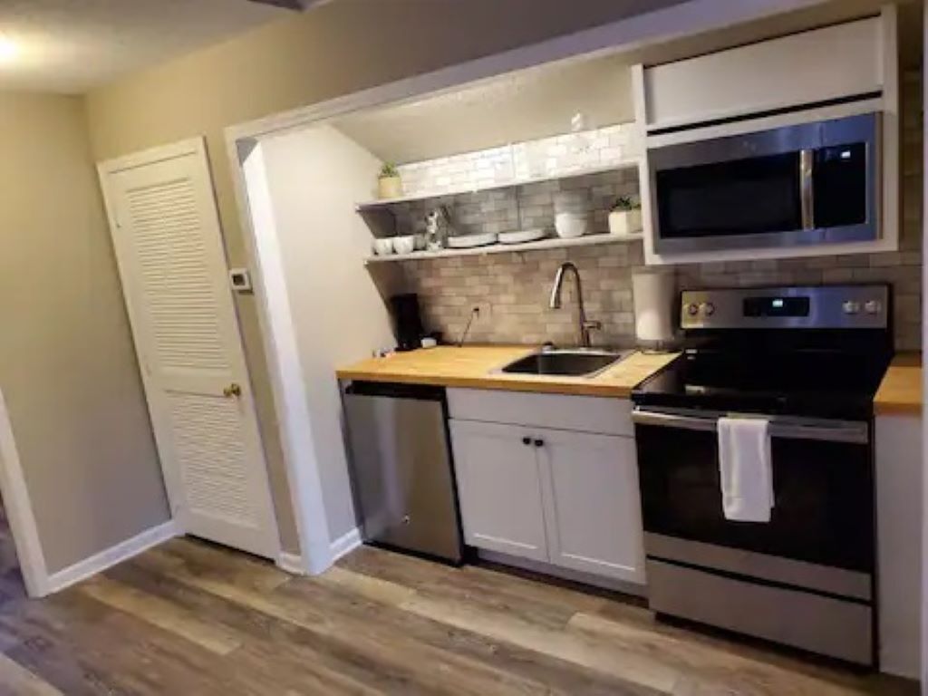 Een koelkast, een microgolfoven, een kookplaat, een vaatwasser