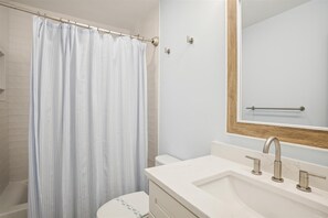 Ensemble baignoire-douche, serviettes fournies
